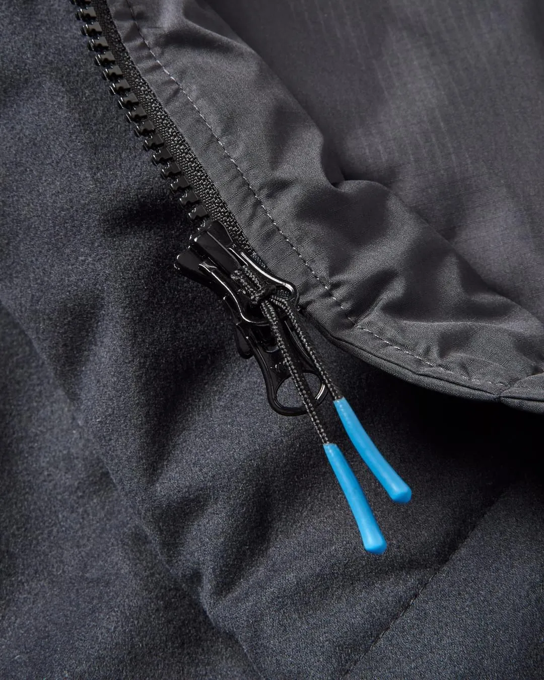 Poncho de surf Escapism doublé d'une serviette recyclée - Noir